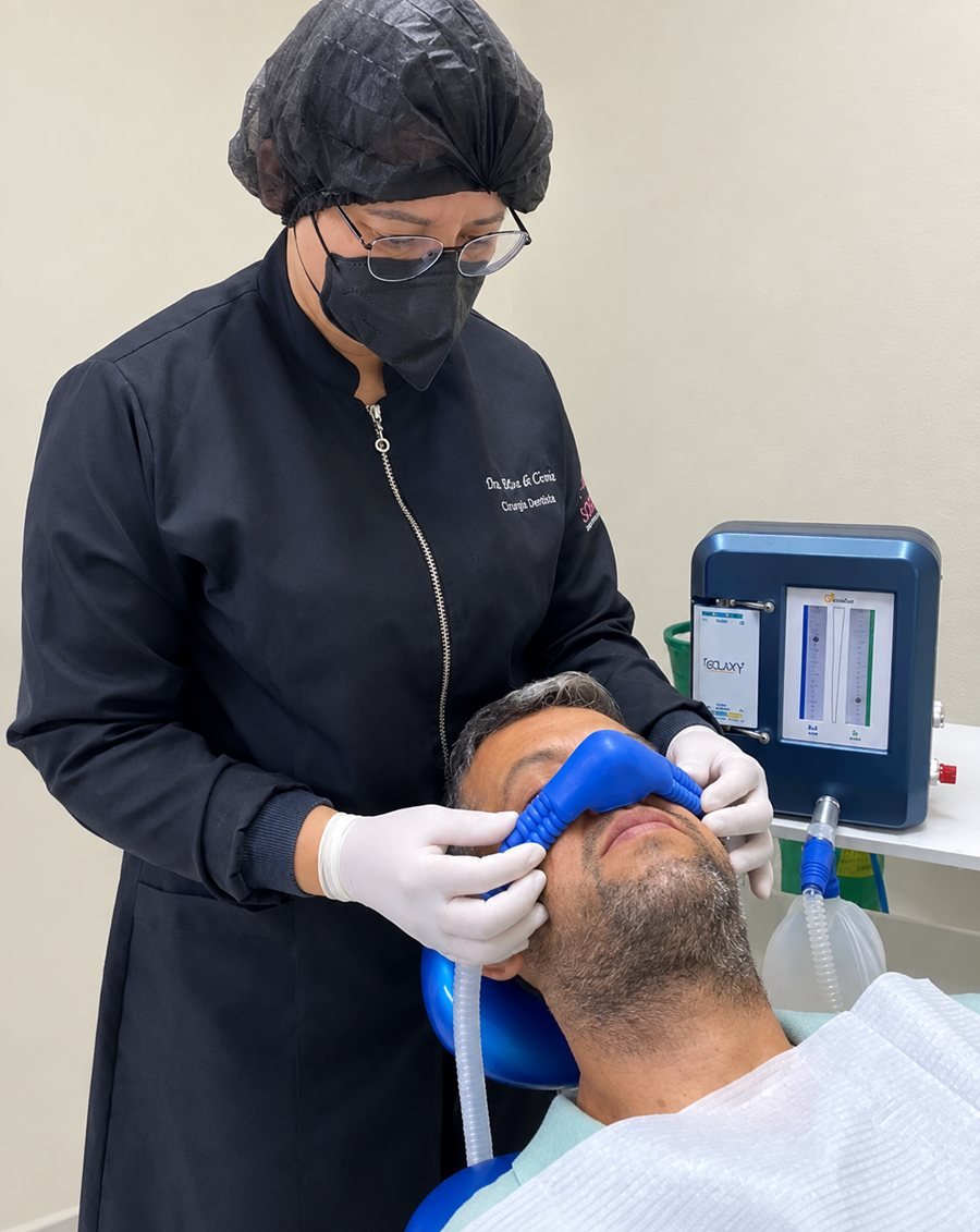 Dentista da Sorrivan ajustando a máscara nasal de sedação consciente com óxido nitroso em um paciente